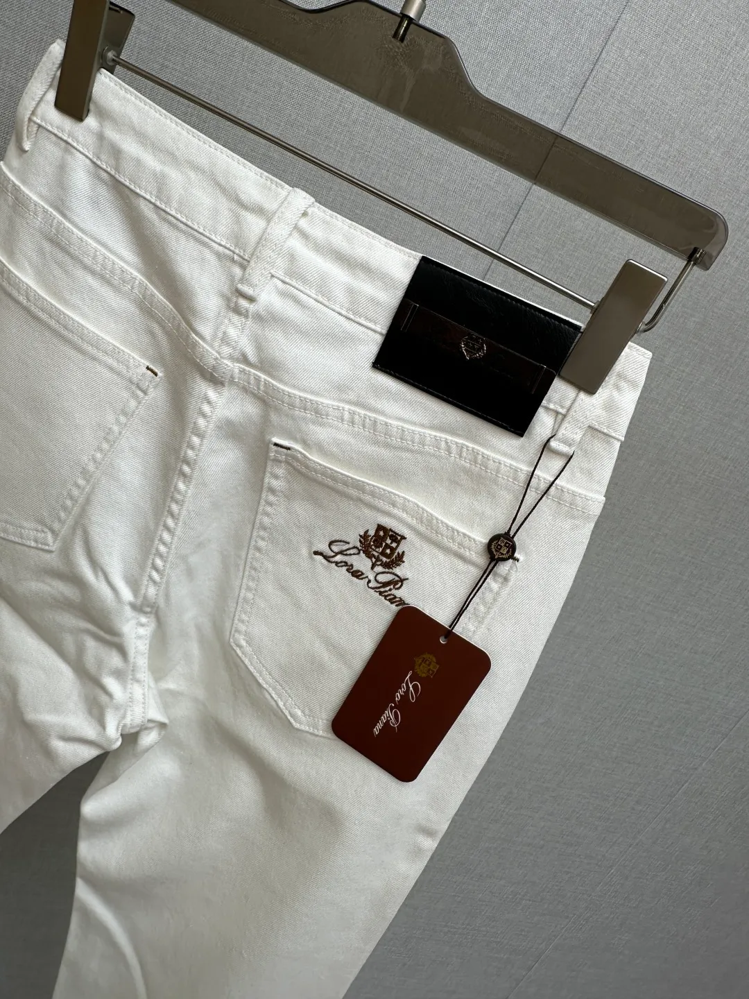 Available at the LP official website counter at the same time, the original is a very stylish pair of jeans, customized with original washed denim fabric, unique design, top-notch printing technology letter pattern logo, original hardware accessories decoration, an extremely outstanding pair of jeans, the materials and craftsmanship are extremely luxurious and exquisite, extremely high-grade, handsome and stylish upper body, recommended 👍, Sizes: 29-38